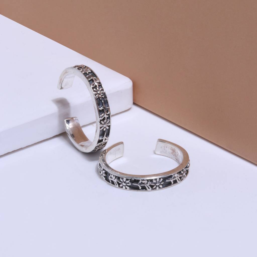 Oxidised Silver Flower Motif Toe Ring : AVTR012