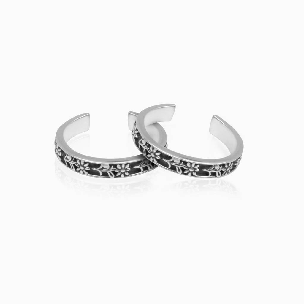 Oxidised Silver Flower Motif Toe Ring : AVTR012