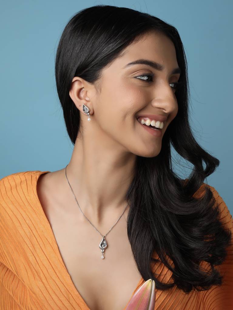 Lively Lily Necklace