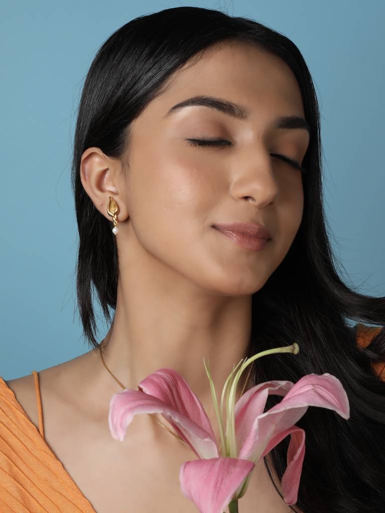 Lively Lily Earrings Gold Plated