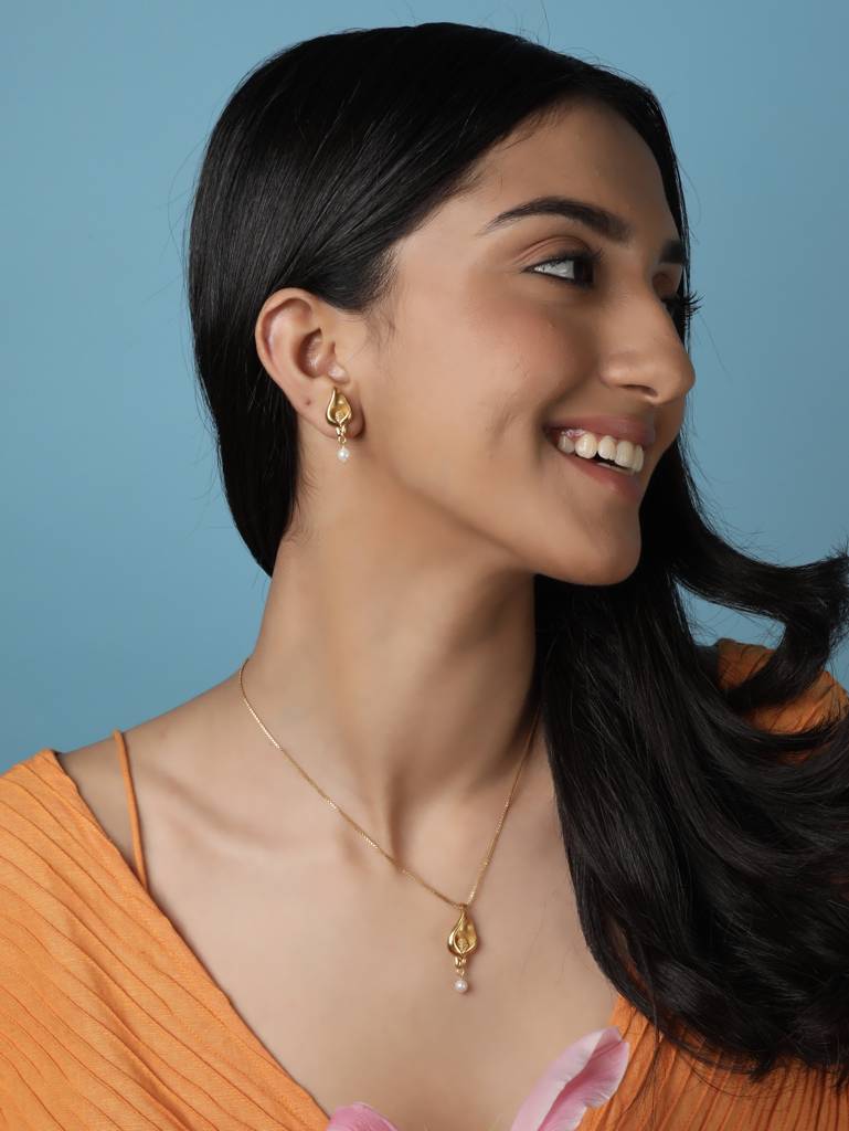 Lively Lily Earrings Gold Plated