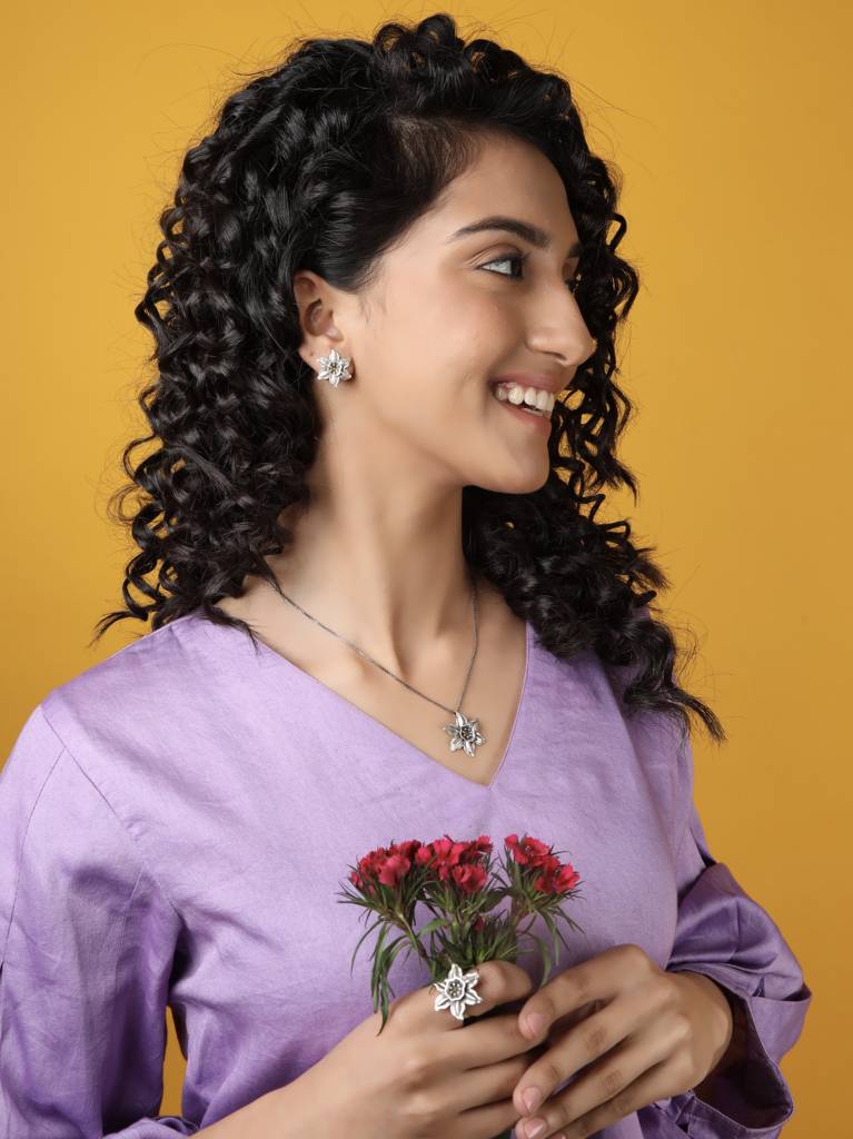 Daring Daffodil Ear Studs