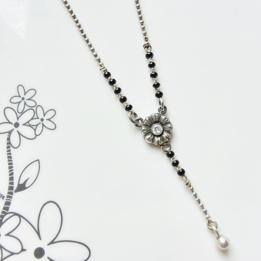 Pretty Flower Black Beads Necklace