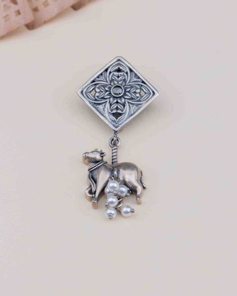 Adya Intricate Motif Nandi Gaaye Pendant : SP742