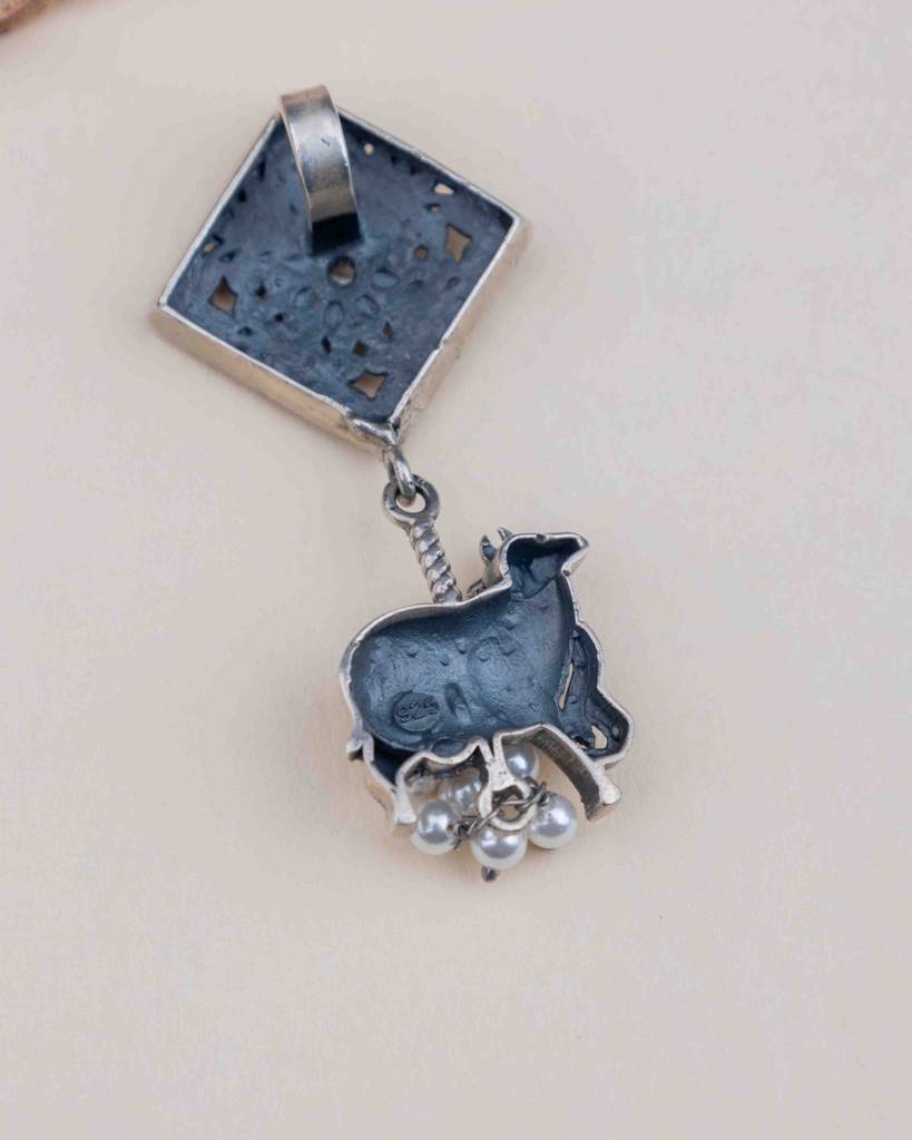 Adya Intricate Motif Nandi Gaaye Pendant : SP742