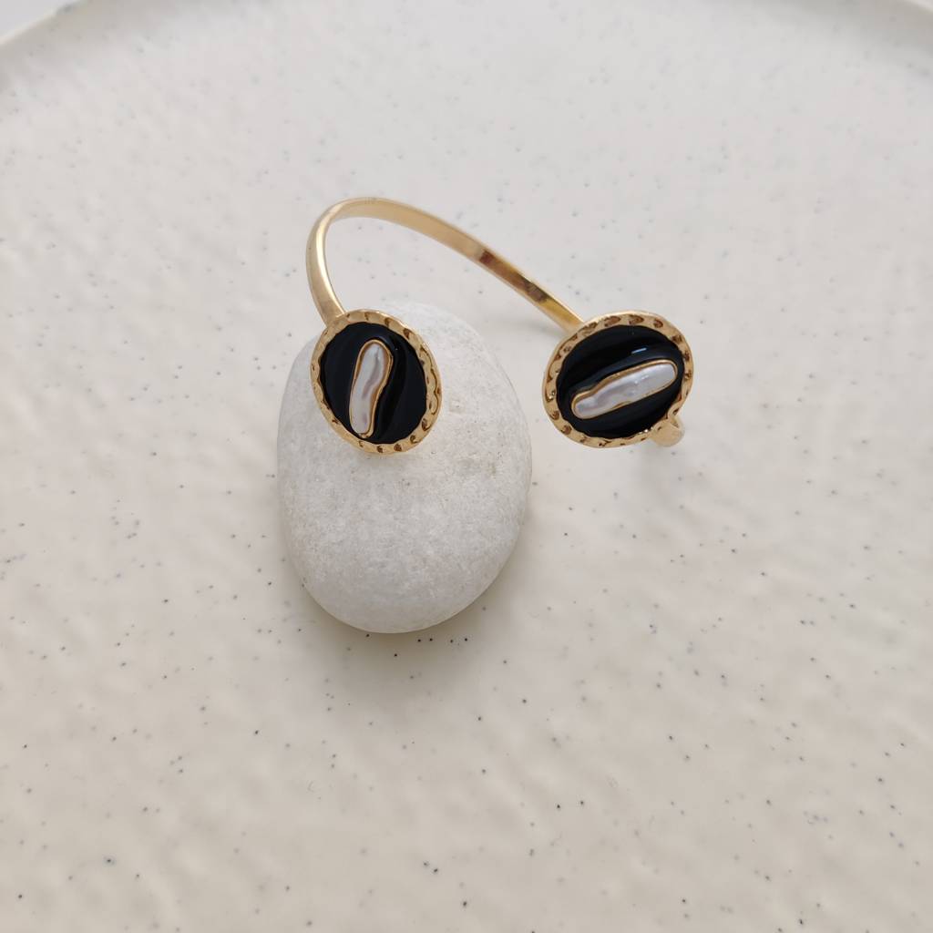 Enamel Disc Baroque Pearls Bangle : B-126