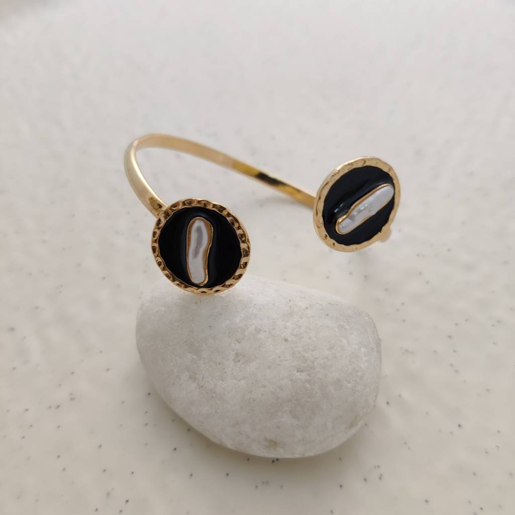 Enamel Disc Baroque Pearls Bangle : B-126