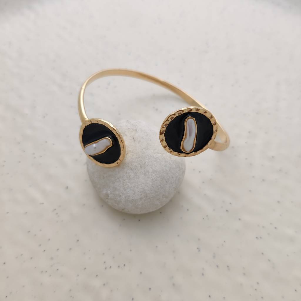 Enamel Disc Baroque Pearls Bangle : B-126