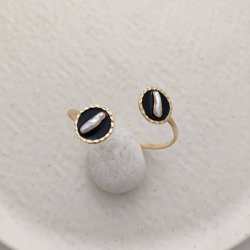 Enamel Disc Baroque Pearls Bangle : B-126