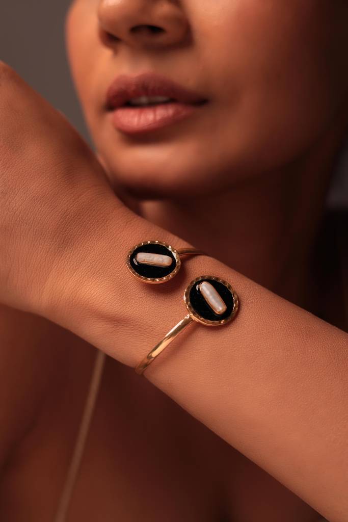 Enamel Disc Baroque Pearls Bangle : B-126