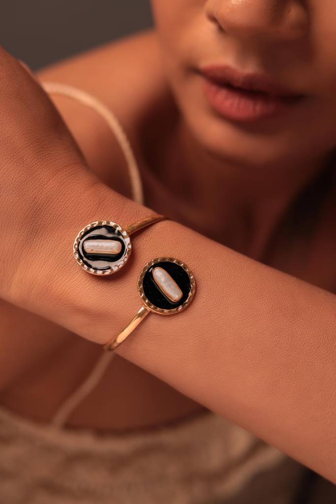 Enamel Disc Baroque Pearls Bangle : B-126
