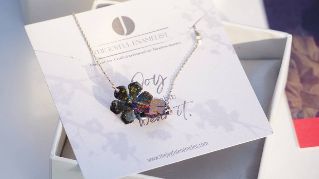 Twist Tales Necklace : TJE10001N