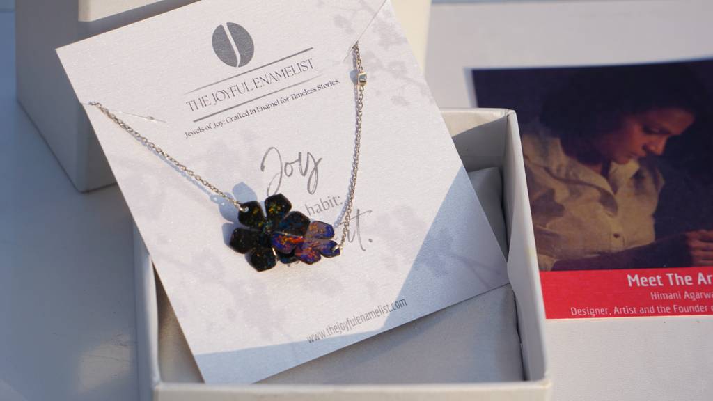 Twist Tales Necklace : TJE10001N