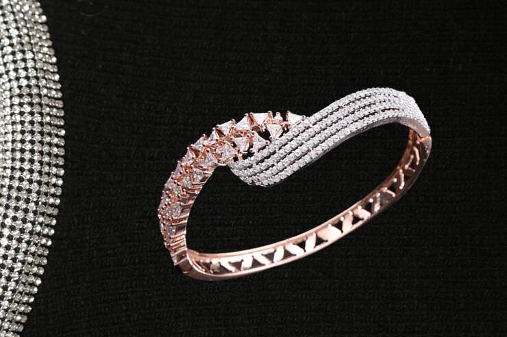 Women Brass American Diamond Rose Gold-Plated Bangle-Style Bracelet : BR-JS23-10075