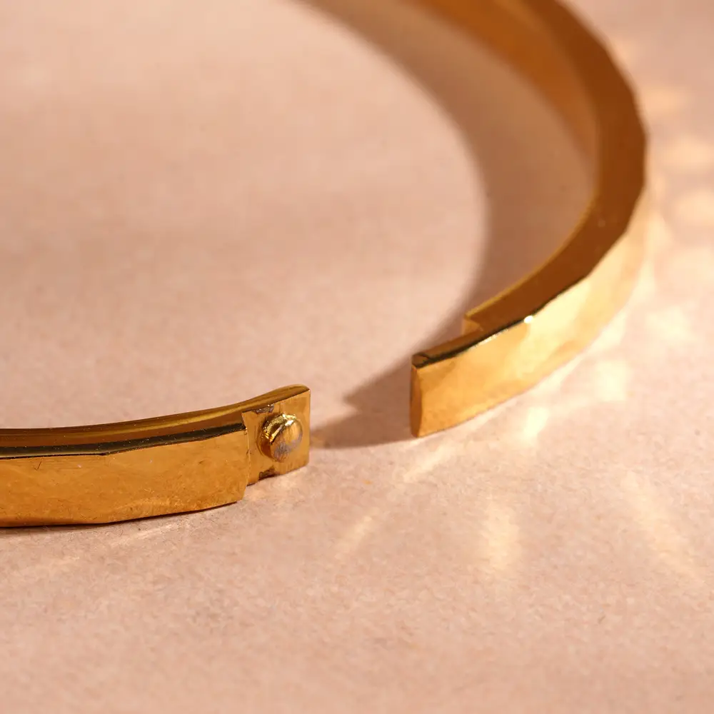 Diamond-Cut Textured Bangle Bracelet For Women : BR0057