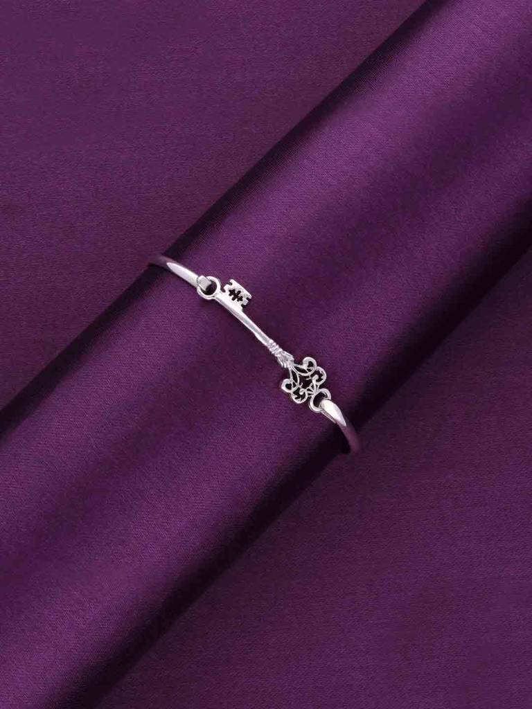 Exquisitely Aesthetic Silver Bangle Bracelet : BRBN78-S-NA