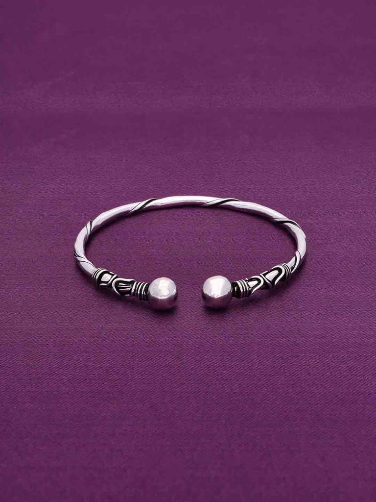 Charmed Elegance Silver Bangle Bracelet : BRBN85-S-NA
