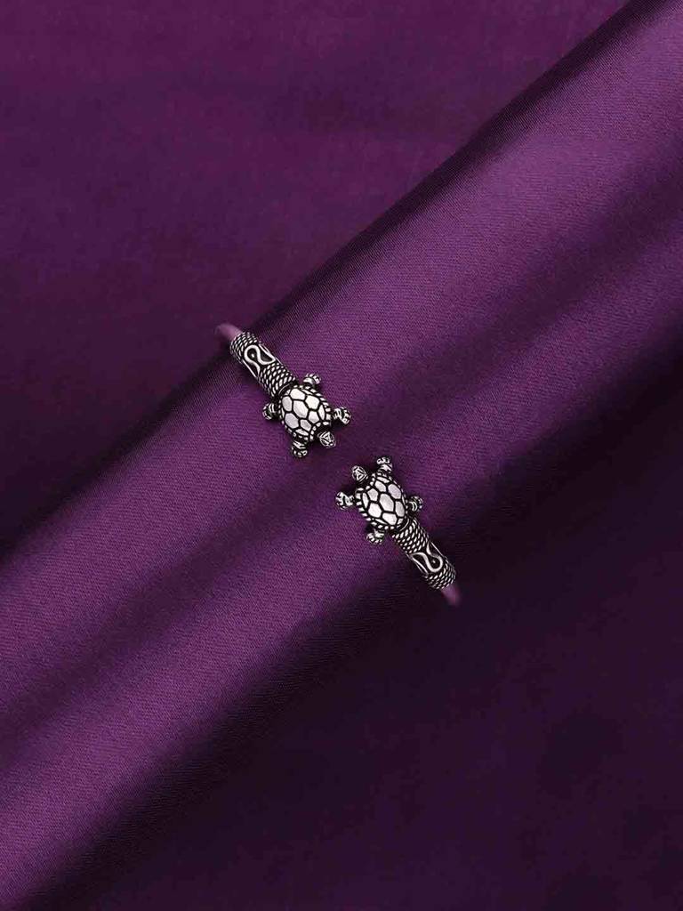 Treasured Turtle Silver Bangle Bracelet : BRBN95-S-NA
