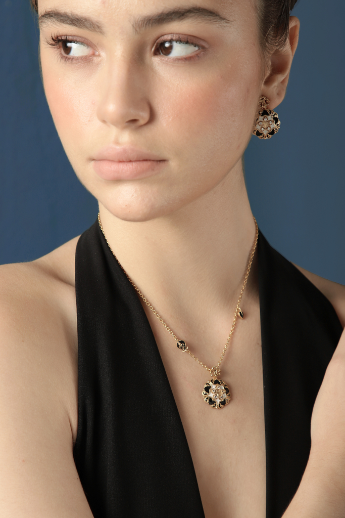 Baroque Round Enamel Necklace : SMBRNCK06