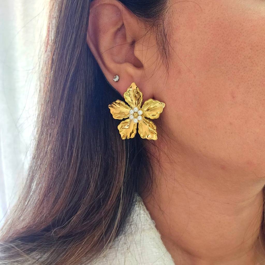 Celine Flower Stud Earrings : TAA-9999904734198-EARRING