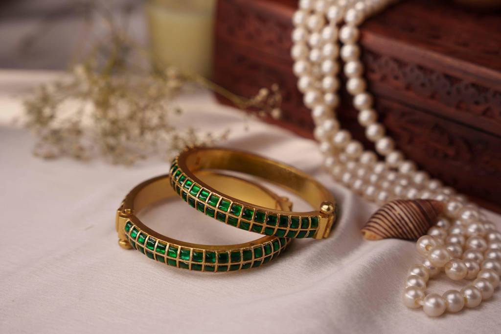 Risa Green Kundan Embellished Bangle : AN-1651