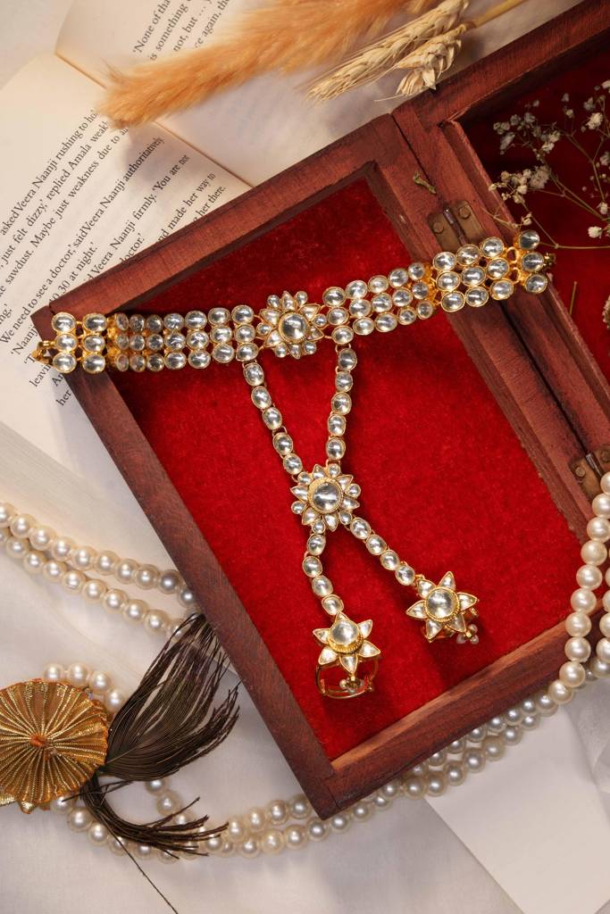 Kiza White Jadtar Embellished Pearl Hath Phool : AN-2121