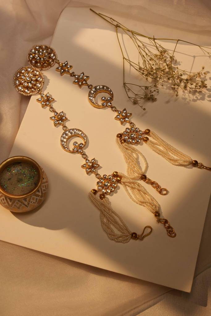 Kesar White Jadtar Embellished Pearl Hath Phool : AN-1471