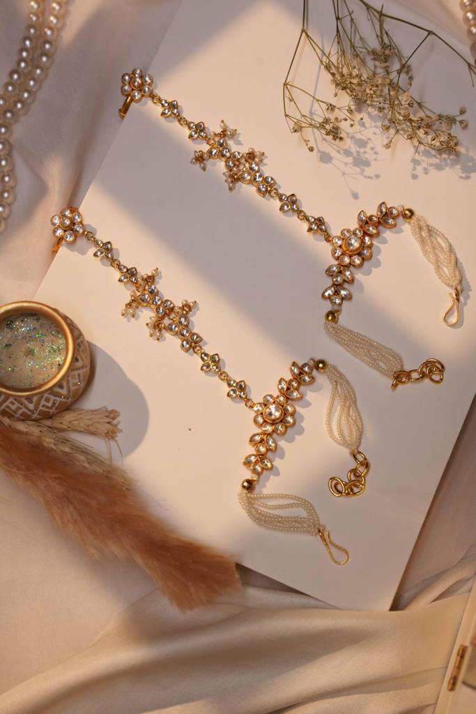 Roli White Jadtar Embellished Pearl Hath Phool : AN-1311