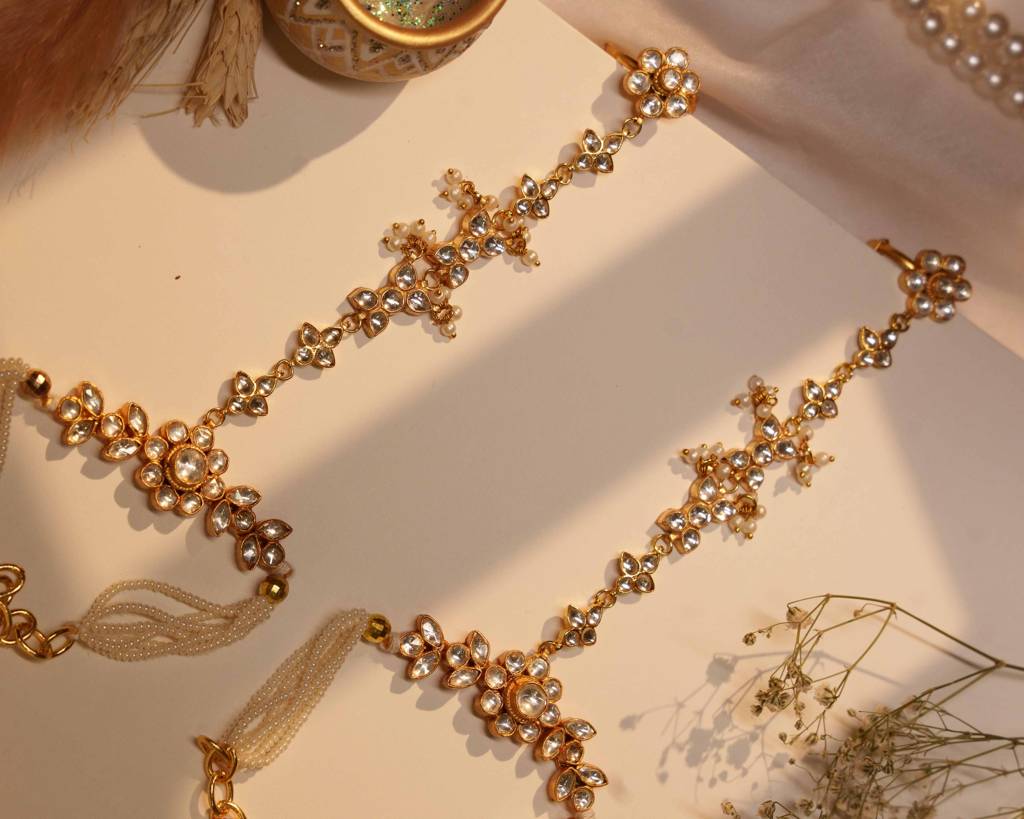 Roli White Jadtar Embellished Pearl Hath Phool : AN-1311