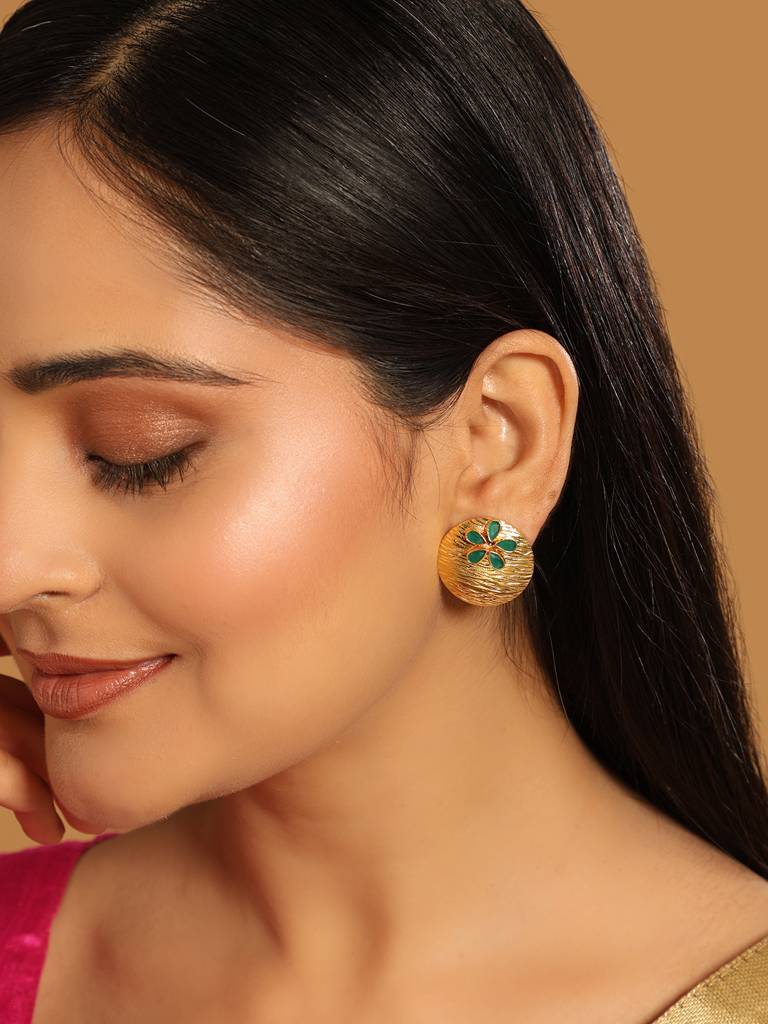 22K Gold-Plated Flower Motif Studs With Green Stones : YI24A0344E