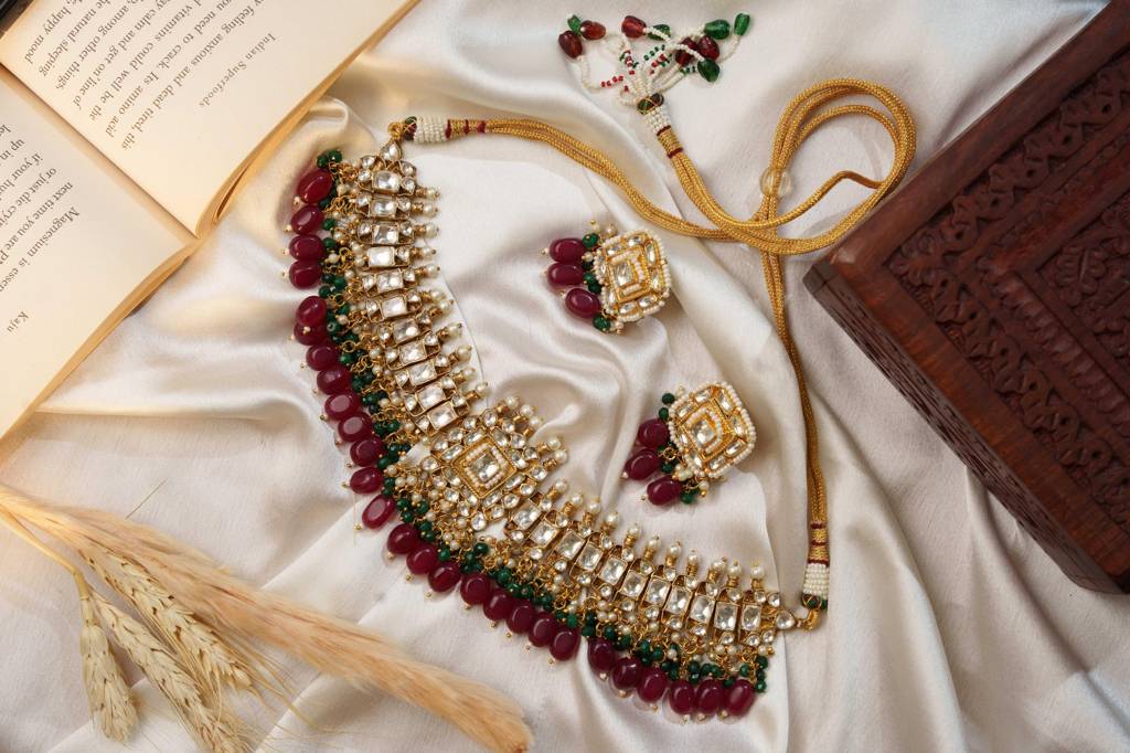 Kesaya White Kundan Embellished Necklace : AN-1742