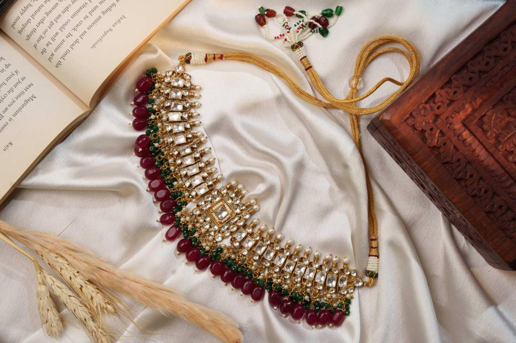 Kesaya White Kundan Embellished Necklace : AN-1742