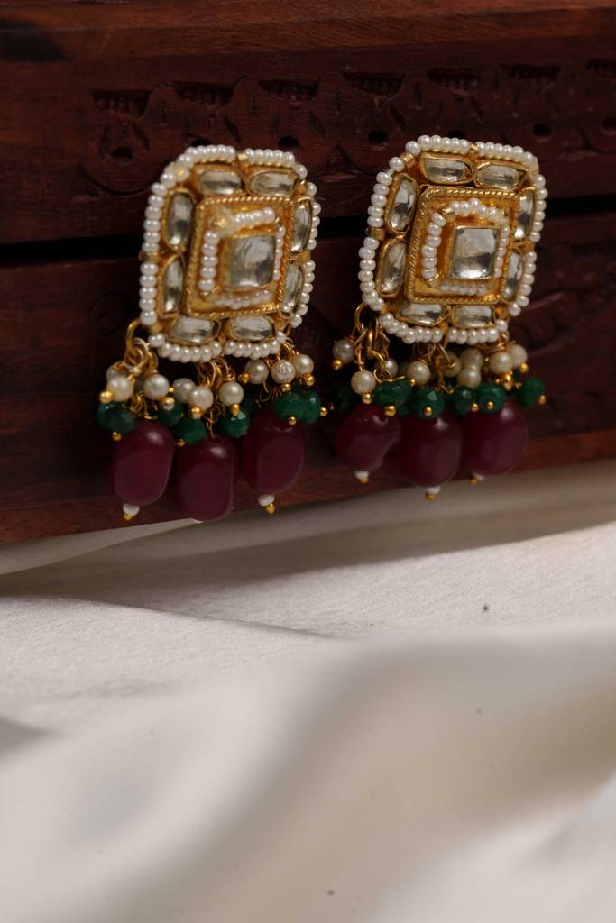 Kesaya White Kundan Embellished Necklace : AN-1742