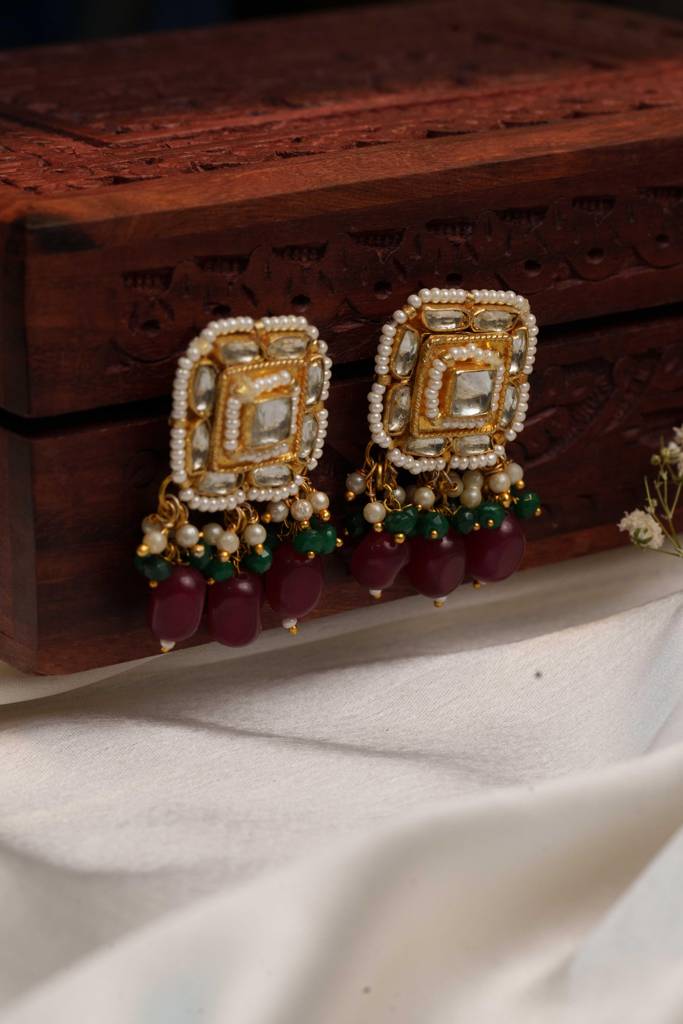 Kesaya White Kundan Embellished Necklace : AN-1742