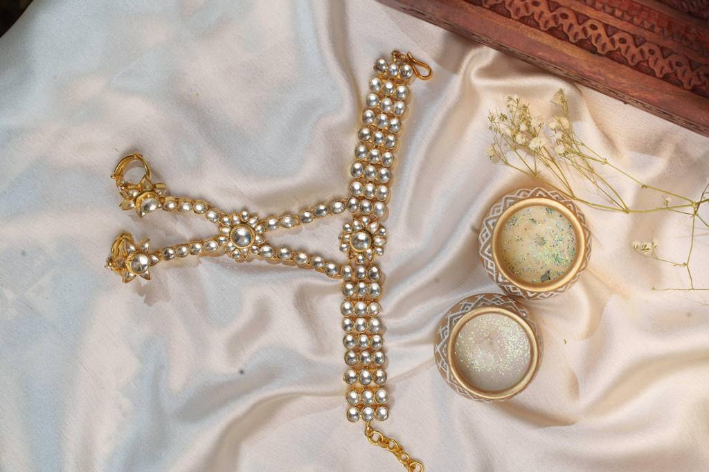 Kiza White Jadtar Embellished Pearl Hath Phool : AN-2121