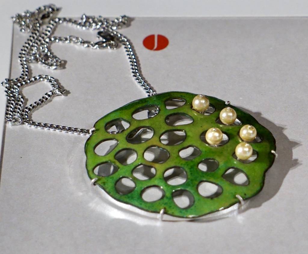 Lotus Pod Necklace : TJE80001N
