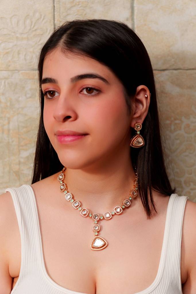 Elegant And Stylish Pendant Necklace And Earrings. : ZGJM47