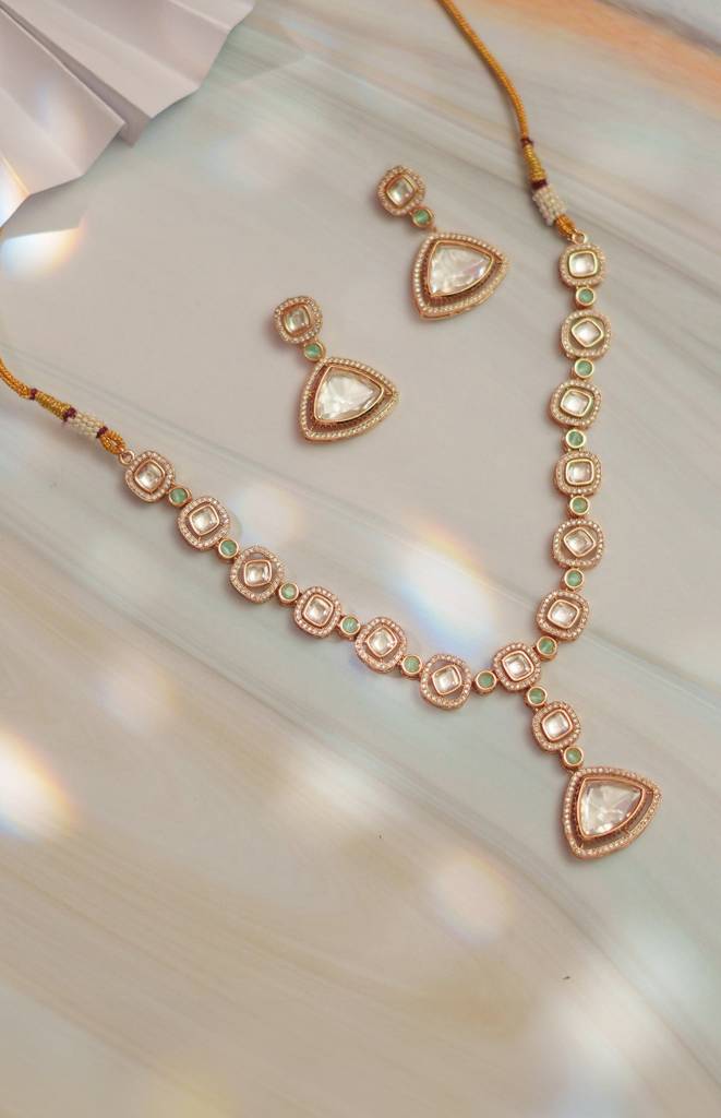 Elegant And Stylish Pendant Necklace And Earrings. : ZGJM47