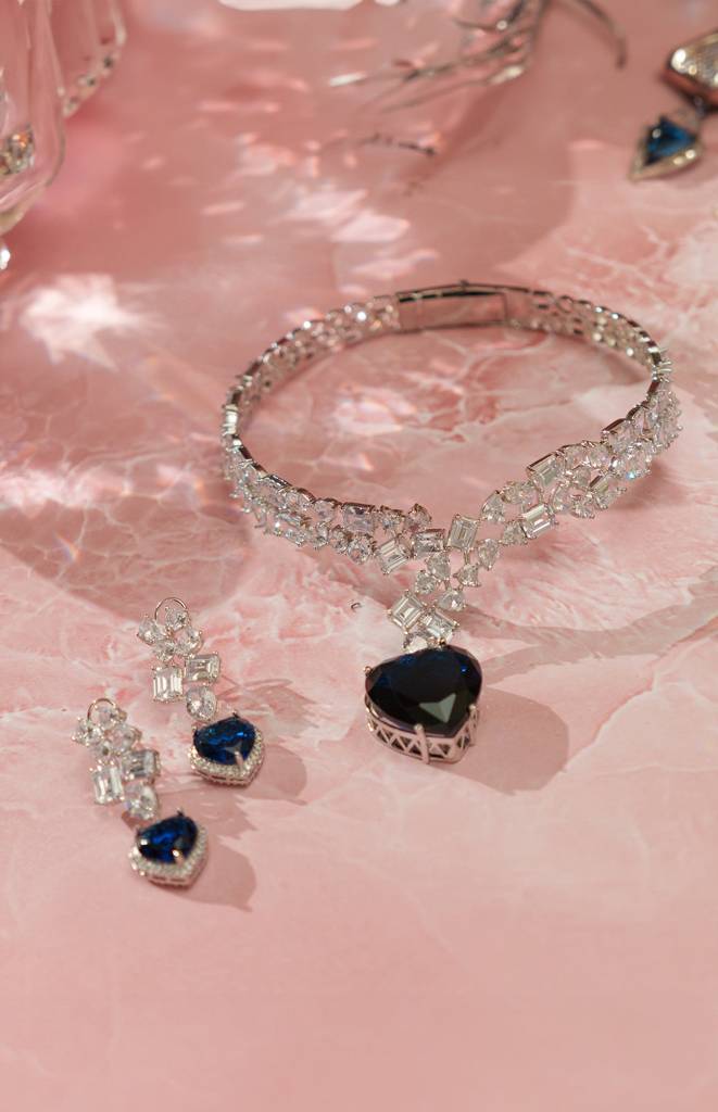 Bold And Dramatic Diamond Choker With Sapphire Heart Stone. : ZGRK208