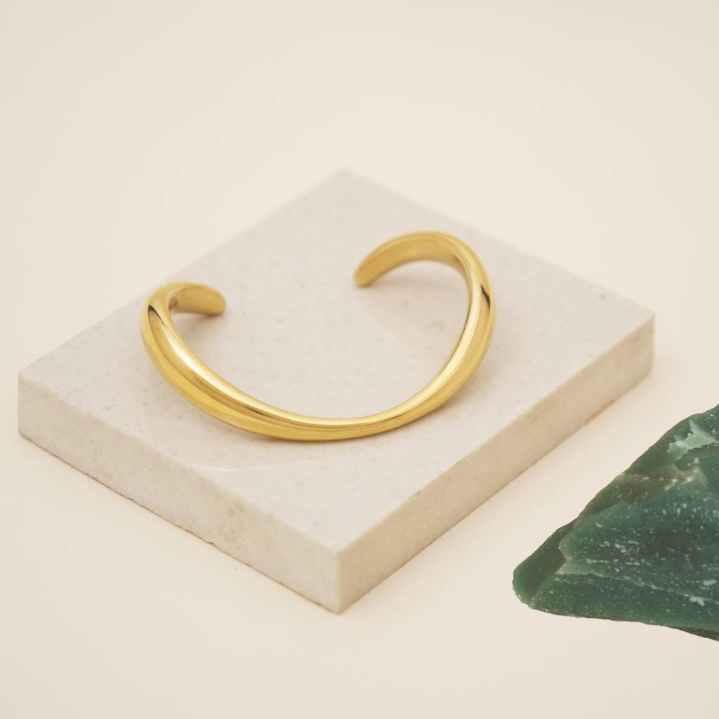 Fluid Curve Golden Bangle : TBG9