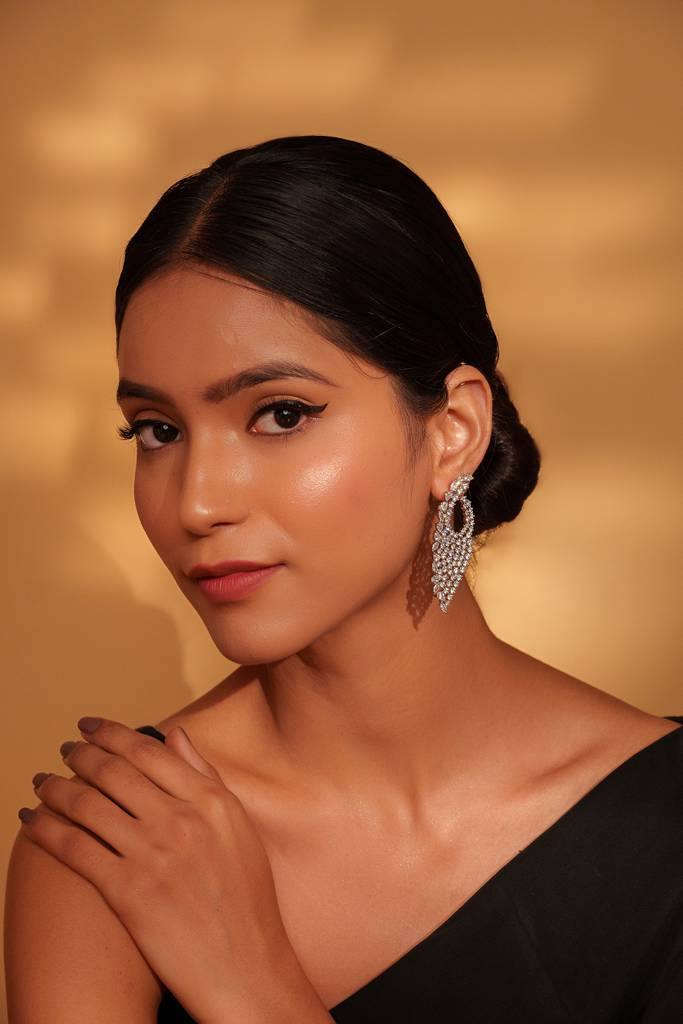 Classic And Elegant Pair Of Diamond Earrings For Women. : ZGRK298