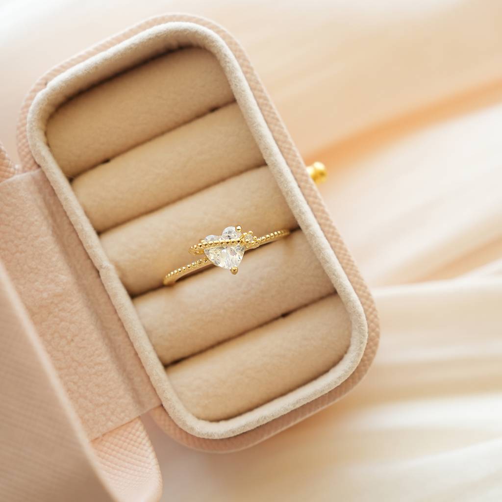 18K Gold Plated Waterproof, Anti-Tarnish Zircon Heart Hug Ring, Size:7 : AWU0125R141WH_7