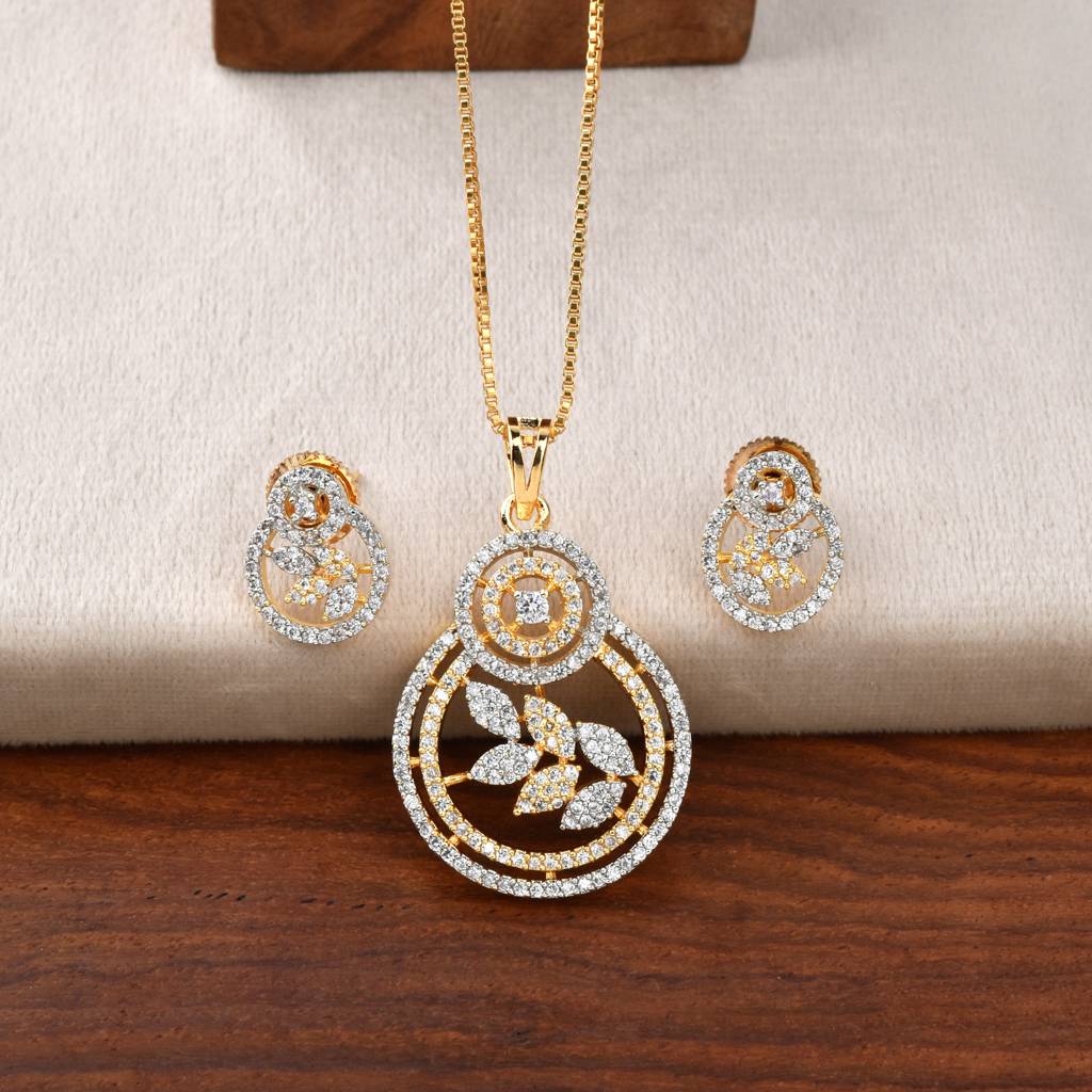 Luxe Bloom Pendant Set With Chain : PJPENGJCZ162