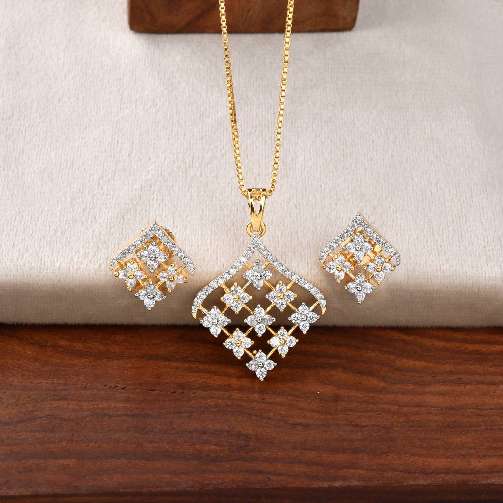 Starlit Elegance Diamond Pendant Set With Chain : PJPENGJCZ163