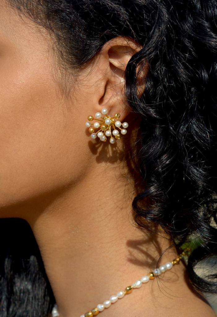 Perola Studs Earrings : PerolaStudsEarrings