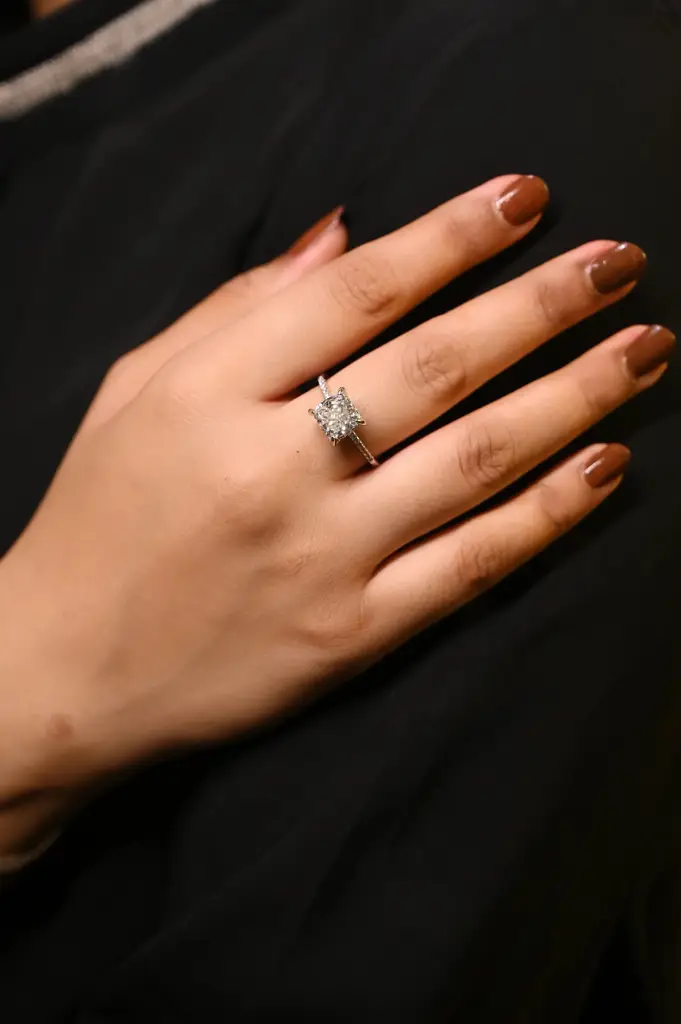 Ira Cushion Moissanite Ring : KR045