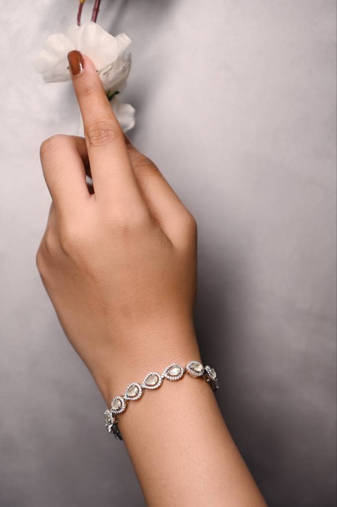 Silver Elegant Teardrop Bracelet : KB007