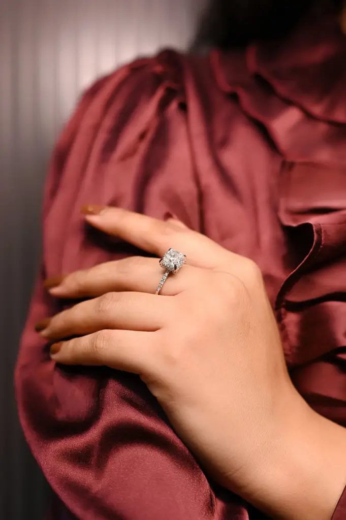 Ira Cushion Moissanite Ring : KR045
