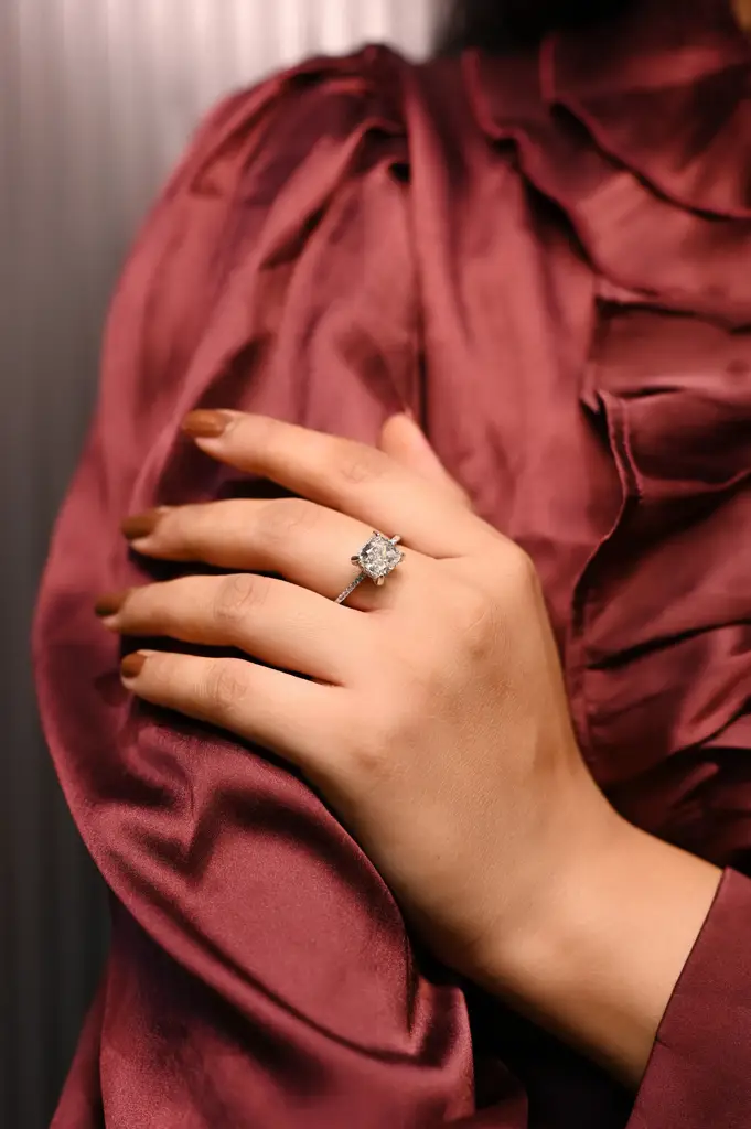 Ira Cushion Moissanite Ring : KR045