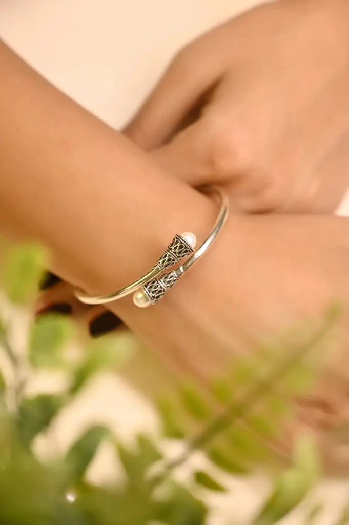 Khiaa Intricate Pearl Kada : KB038-2-2